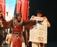 Quem assistiu ao espetáculo Phantasmagoria – Uma trupe viaja pelo mundo – apresentado no Teatro Cleon Jacques, no São Lourenço, na última semana, pode conferir no palco a mistura do gênero musical com os elementos circenses, além do teatro de bonecos. É mais uma produção do Modulado de Pesquisa Teatral dirigida pelo professor André Meirelles, que mostrou a aventura da personagem Isolde e sua turma em terras longínquas.