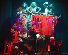 Quem assistiu ao espetáculo Phantasmagoria – Uma trupe viaja pelo mundo – apresentado no Teatro Cleon Jacques, no São Lourenço, na última semana, pode conferir no palco a mistura do gênero musical com os elementos circenses, além do teatro de bonecos. É mais uma produção do Modulado de Pesquisa Teatral dirigida pelo professor André Meirelles, que mostrou a aventura da personagem Isolde e sua turma em terras longínquas.