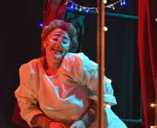 Quem assistiu ao espetáculo Phantasmagoria – Uma trupe viaja pelo mundo – apresentado no Teatro Cleon Jacques, no São Lourenço, na última semana, pode conferir no palco a mistura do gênero musical com os elementos circenses, além do teatro de bonecos. É mais uma produção do Modulado de Pesquisa Teatral dirigida pelo professor André Meirelles, que mostrou a aventura da personagem Isolde e sua turma em terras longínquas.