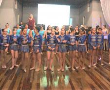 A Ginástica Rítmica do Colégio Estadual do Paraná (CEP) encerrou as atividades do ano em um evento de gala promovido, nessa quinta-feira (28), para homenagear atletas, professores, equipe de gestão e os familiares. Antes do jantar especial servido aos convidados, as atletas realizaram performances individuais e em conjunto na quadra esportiva do Clube de Subtenentes e Sargentos do Exército de Curitiba, no Centro Cívico.
