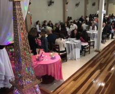 A Ginástica Rítmica do Colégio Estadual do Paraná (CEP) encerrou as atividades do ano em um evento de gala promovido, nessa quinta-feira (28), para homenagear atletas, professores, equipe de gestão e os familiares. Antes do jantar especial servido aos convidados, as atletas realizaram performances individuais e em conjunto na quadra esportiva do Clube de Subtenentes e Sargentos do Exército de Curitiba, no Centro Cívico.