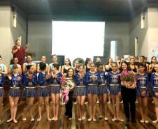 A Ginástica Rítmica do Colégio Estadual do Paraná (CEP) encerrou as atividades do ano em um evento de gala promovido, nessa quinta-feira (28), para homenagear atletas, professores, equipe de gestão e os familiares. Antes do jantar especial servido aos convidados, as atletas realizaram performances individuais e em conjunto na quadra esportiva do Clube de Subtenentes e Sargentos do Exército de Curitiba, no Centro Cívico.