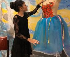 A Ginástica Rítmica do Colégio Estadual do Paraná (CEP) encerrou as atividades do ano em um evento de gala promovido, nessa quinta-feira (28), para homenagear atletas, professores, equipe de gestão e os familiares. Antes do jantar especial servido aos convidados, as atletas realizaram performances individuais e em conjunto na quadra esportiva do Clube de Subtenentes e Sargentos do Exército de Curitiba, no Centro Cívico.