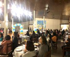 A Ginástica Rítmica do Colégio Estadual do Paraná (CEP) encerrou as atividades do ano em um evento de gala promovido, nessa quinta-feira (28), para homenagear atletas, professores, equipe de gestão e os familiares. Antes do jantar especial servido aos convidados, as atletas realizaram performances individuais e em conjunto na quadra esportiva do Clube de Subtenentes e Sargentos do Exército de Curitiba, no Centro Cívico.