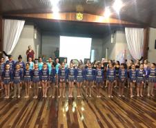 A Ginástica Rítmica do Colégio Estadual do Paraná (CEP) encerrou as atividades do ano em um evento de gala promovido, nessa quinta-feira (28), para homenagear atletas, professores, equipe de gestão e os familiares. Antes do jantar especial servido aos convidados, as atletas realizaram performances individuais e em conjunto na quadra esportiva do Clube de Subtenentes e Sargentos do Exército de Curitiba, no Centro Cívico.