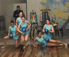 A Ginástica Rítmica do Colégio Estadual do Paraná (CEP) encerrou as atividades do ano em um evento de gala promovido, nessa quinta-feira (28), para homenagear atletas, professores, equipe de gestão e os familiares. Antes do jantar especial servido aos convidados, as atletas realizaram performances individuais e em conjunto na quadra esportiva do Clube de Subtenentes e Sargentos do Exército de Curitiba, no Centro Cívico.