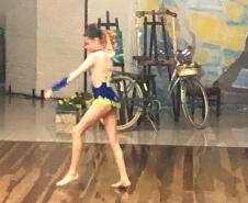 A Ginástica Rítmica do Colégio Estadual do Paraná (CEP) encerrou as atividades do ano em um evento de gala promovido, nessa quinta-feira (28), para homenagear atletas, professores, equipe de gestão e os familiares. Antes do jantar especial servido aos convidados, as atletas realizaram performances individuais e em conjunto na quadra esportiva do Clube de Subtenentes e Sargentos do Exército de Curitiba, no Centro Cívico.