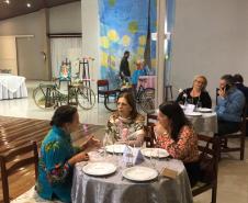 A Ginástica Rítmica do Colégio Estadual do Paraná (CEP) encerrou as atividades do ano em um evento de gala promovido, nessa quinta-feira (28), para homenagear atletas, professores, equipe de gestão e os familiares. Antes do jantar especial servido aos convidados, as atletas realizaram performances individuais e em conjunto na quadra esportiva do Clube de Subtenentes e Sargentos do Exército de Curitiba, no Centro Cívico.