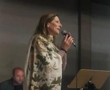 A Ginástica Rítmica do Colégio Estadual do Paraná (CEP) encerrou as atividades do ano em um evento de gala promovido, nessa quinta-feira (28), para homenagear atletas, professores, equipe de gestão e os familiares. Antes do jantar especial servido aos convidados, as atletas realizaram performances individuais e em conjunto na quadra esportiva do Clube de Subtenentes e Sargentos do Exército de Curitiba, no Centro Cívico.