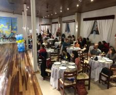 A Ginástica Rítmica do Colégio Estadual do Paraná (CEP) encerrou as atividades do ano em um evento de gala promovido, nessa quinta-feira (28), para homenagear atletas, professores, equipe de gestão e os familiares. Antes do jantar especial servido aos convidados, as atletas realizaram performances individuais e em conjunto na quadra esportiva do Clube de Subtenentes e Sargentos do Exército de Curitiba, no Centro Cívico.