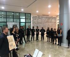 Os presentes ainda assistiram às apresentações do Coral do Colégio Estadual do Paraná, comandado pela professora Isabel Gabiatti, com acompanhamento do pianista Hermes Dreschel. 