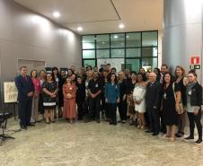 Também estavam presentes as Coordenadoras da Escolinha de Arte, professora Maura Probst; professora Daniele de Luca Rosa Franco e professora Cristine Christofis de Amorim; e a Coordenadora do Centro de Memória, Luzinete Pereira. A abertura da exposição foi acompanhada pelos professores de Arte e de Educação Física, funcionários e outros convidados.