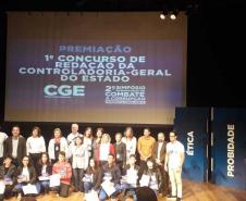 Dez estudantes do Colégio Estadual do Paraná (CEP) foram selecionados para receber os prêmios do 1° Concurso de Redação, com o tema: A corrupção, seus reflexos comportamentais e impactos na sociedade, proposta da Controladoria-Geral do Estado do Paraná (CGE). A entrega aconteceu nesta segunda-feira (9), durante a realização do 2º Simpósio Paranaense de Combate à Corrupção: Fazendo a Coisa Certa, promovido no Centro de Eventos da Federação das Indústrias do Estado do Paraná – FIEP.