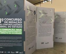 Dez estudantes do Colégio Estadual do Paraná (CEP) foram selecionados para receber os prêmios do 1° Concurso de Redação, com o tema: A corrupção, seus reflexos comportamentais e impactos na sociedade, proposta da Controladoria-Geral do Estado do Paraná (CGE). A entrega aconteceu nesta segunda-feira (9), durante a realização do 2º Simpósio Paranaense de Combate à Corrupção: Fazendo a Coisa Certa, promovido no Centro de Eventos da Federação das Indústrias do Estado do Paraná – FIEP.