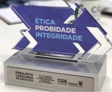 Dez estudantes do Colégio Estadual do Paraná (CEP) foram selecionados para receber os prêmios do 1° Concurso de Redação, com o tema: A corrupção, seus reflexos comportamentais e impactos na sociedade, proposta da Controladoria-Geral do Estado do Paraná (CGE). A entrega aconteceu nesta segunda-feira (9), durante a realização do 2º Simpósio Paranaense de Combate à Corrupção: Fazendo a Coisa Certa, promovido no Centro de Eventos da Federação das Indústrias do Estado do Paraná – FIEP.