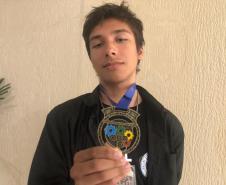 O estudante Gabriel Andreola, do 3° ano do Curso Técnico Integrado em Edificações, finalmente colocou a medalha de bronze no peito que ganhou na OBR – Olimpíada Brasileira de Robótica 2019. O estudante foi finalista e classificado como o terceiro melhor do país, no nível 5, da competição de nível nacional.