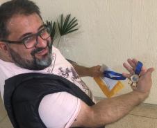 O professor Tony também lembrou (ver foto) que a organização da OBR 2019 também enviou a medalha de Honra ao Mérito que será entregue ao estudante Nicolas Gomes Siqueira. 