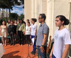 Tomaram posse nesta quinta-feira (12), os estudantes eleitos para compor a nova Diretoria do Grêmio Estudantil do Colégio Estadual do Paraná (GECEP). Os novos representantes assumiram os 19 cargos da agremiação para o exercício da gestão 2020, que tem como objetivos a efetiva participação política no ambiente escolar, para promoção de avanços educacionais e sociais dentro e fora do Colégio.