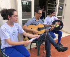 Tomaram posse nesta quinta-feira (12), os estudantes eleitos para compor a nova Diretoria do Grêmio Estudantil do Colégio Estadual do Paraná (GECEP). Os novos representantes assumiram os 19 cargos da agremiação para o exercício da gestão 2020, que tem como objetivos a efetiva participação política no ambiente escolar, para promoção de avanços educacionais e sociais dentro e fora do Colégio.