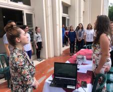 Tomaram posse nesta quinta-feira (12), os estudantes eleitos para compor a nova Diretoria do Grêmio Estudantil do Colégio Estadual do Paraná (GECEP). Os novos representantes assumiram os 19 cargos da agremiação para o exercício da gestão 2020, que tem como objetivos a efetiva participação política no ambiente escolar, para promoção de avanços educacionais e sociais dentro e fora do Colégio.