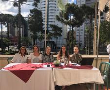 Tomaram posse nesta quinta-feira (12), os estudantes eleitos para compor a nova Diretoria do Grêmio Estudantil do Colégio Estadual do Paraná (GECEP). Os novos representantes assumiram os 19 cargos da agremiação para o exercício da gestão 2020, que tem como objetivos a efetiva participação política no ambiente escolar, para promoção de avanços educacionais e sociais dentro e fora do Colégio.