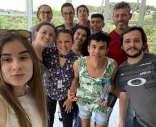 O primeiro grupo é composto por cerca de 50 estudantes de teatro, com formação no próprio Colégio. O grupo é coordenado pela professora e mestre em Teatro Raquel Júlio Mastey.