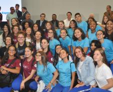 Os estudantes do Colégio Estadual do Paraná (CEP) participaram, nesta quarta-feira (13), do encontro com o campeão mundial de futebol Pelé, promovido pelo Governo do Estado no Palácio Iguaçu, em Curitiba, para o lançamento da campanha Amigo do Esporte.