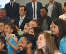 Os estudantes do Colégio Estadual do Paraná (CEP) participaram, nesta quarta-feira (13), do encontro com o campeão mundial de futebol Pelé, promovido pelo Governo do Estado no Palácio Iguaçu, em Curitiba, para o lançamento da campanha Amigo do Esporte.
