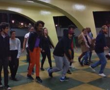 Nesta terça-feira (26), os estudantes dos cursos técnicos em Teatro, Produção de Áudio e Vídeo e Saúde Bucal se reuniram, no Colégio Estadual Tiradentes (CEP-Tiradentes), para assistir aos eventos da programação do aniversário do Colégio Estadual do Paraná (CEP).
