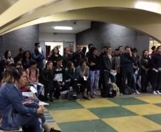 Nesta terça-feira (26), os estudantes dos cursos técnicos em Teatro, Produção de Áudio e Vídeo e Saúde Bucal se reuniram, no Colégio Estadual Tiradentes (CEP-Tiradentes), para assistir aos eventos da programação do aniversário do Colégio Estadual do Paraná (CEP).