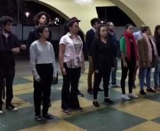 Nesta terça-feira (26), os estudantes dos cursos técnicos em Teatro, Produção de Áudio e Vídeo e Saúde Bucal se reuniram, no Colégio Estadual Tiradentes (CEP-Tiradentes), para assistir aos eventos da programação do aniversário do Colégio Estadual do Paraná (CEP).