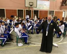 Setenta estudantes e um maestro, que compõem a Banda Sinfônica Bento Mossurunga do Colégio Estadual do Paraná, emocionaram e arrancaram muitos aplausos de uma plateia que, na noite de quarta-feira (27), lotou os mezaninos e os corredores do Instituto de Educação do Paraná (CEP-Instituto).