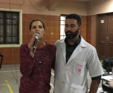 Setenta estudantes e um maestro, que compõem a Banda Sinfônica Bento Mossurunga do Colégio Estadual do Paraná, emocionaram e arrancaram muitos aplausos de uma plateia que, na noite de quarta-feira (27), lotou os mezaninos e os corredores do Instituto de Educação do Paraná (CEP-Instituto).