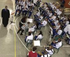 Setenta estudantes e um maestro, que compõem a Banda Sinfônica Bento Mossurunga do Colégio Estadual do Paraná, emocionaram e arrancaram muitos aplausos de uma plateia que, na noite de quarta-feira (27), lotou os mezaninos e os corredores do Instituto de Educação do Paraná (CEP-Instituto).