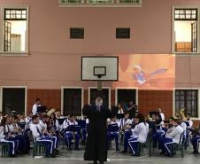 Setenta estudantes e um maestro, que compõem a Banda Sinfônica Bento Mossurunga do Colégio Estadual do Paraná, emocionaram e arrancaram muitos aplausos de uma plateia que, na noite de quarta-feira (27), lotou os mezaninos e os corredores do Instituto de Educação do Paraná (CEP-Instituto).