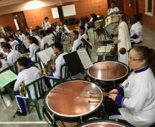 Setenta estudantes e um maestro, que compõem a Banda Sinfônica Bento Mossurunga do Colégio Estadual do Paraná, emocionaram e arrancaram muitos aplausos de uma plateia que, na noite de quarta-feira (27), lotou os mezaninos e os corredores do Instituto de Educação do Paraná (CEP-Instituto).