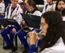 Setenta estudantes e um maestro, que compõem a Banda Sinfônica Bento Mossurunga do Colégio Estadual do Paraná, emocionaram e arrancaram muitos aplausos de uma plateia que, na noite de quarta-feira (27), lotou os mezaninos e os corredores do Instituto de Educação do Paraná (CEP-Instituto).