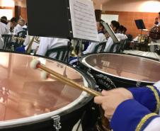 Setenta estudantes e um maestro, que compõem a Banda Sinfônica Bento Mossurunga do Colégio Estadual do Paraná, emocionaram e arrancaram muitos aplausos de uma plateia que, na noite de quarta-feira (27), lotou os mezaninos e os corredores do Instituto de Educação do Paraná (CEP-Instituto).