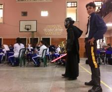 Setenta estudantes e um maestro, que compõem a Banda Sinfônica Bento Mossurunga do Colégio Estadual do Paraná, emocionaram e arrancaram muitos aplausos de uma plateia que, na noite de quarta-feira (27), lotou os mezaninos e os corredores do Instituto de Educação do Paraná (CEP-Instituto).