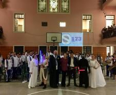 Setenta estudantes e um maestro, que compõem a Banda Sinfônica Bento Mossurunga do Colégio Estadual do Paraná, emocionaram e arrancaram muitos aplausos de uma plateia que, na noite de quarta-feira (27), lotou os mezaninos e os corredores do Instituto de Educação do Paraná (CEP-Instituto).