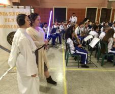 Setenta estudantes e um maestro, que compõem a Banda Sinfônica Bento Mossurunga do Colégio Estadual do Paraná, emocionaram e arrancaram muitos aplausos de uma plateia que, na noite de quarta-feira (27), lotou os mezaninos e os corredores do Instituto de Educação do Paraná (CEP-Instituto).