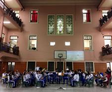 Setenta estudantes e um maestro, que compõem a Banda Sinfônica Bento Mossurunga do Colégio Estadual do Paraná, emocionaram e arrancaram muitos aplausos de uma plateia que, na noite de quarta-feira (27), lotou os mezaninos e os corredores do Instituto de Educação do Paraná (CEP-Instituto).