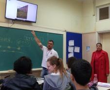 Um bate-papo em inglês foi a estratégia escolhida pela professora Patrícia Santana para incentivar seus estudantes em práticas de conversação da Língua Inglesa. 