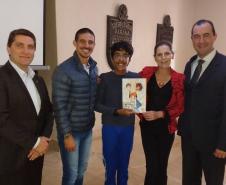 No último evento da programação do aniversário do Colégio Estadual do Paraná (CEP), realizado na tarde desta sexta-feira (29) no CEP-CEP, estudantes, professores, funcionários e convidados comemoraram também os 69 anos do prédio histórico, fundado em 29 de março de 1950.