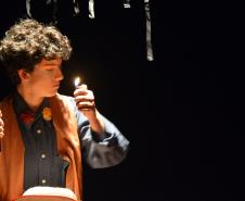 Em abril, as peças: “Agreste”, baseada no texto de Newton Moreno, será apresentada, às 19h, nos dias 13, 14 e 20; “Homem da Esquina Rosada”, baseada no Conto do argentino Jorge Luís Borges, às 20h30, nos dias 8 e 9; e “Terra de Cegos”, baseada no Conto de H.G.Wells (Guerra dos Mundos), será mostrada, às 21h, nos dias 11 e 12.
