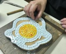 No Colégio Estadual do Paraná, a técnica é ensinada no Modulado de Mosaico da Escolinha de Arte, onde os alunos, com idade a partir dos 10 anos, participam das atividades que resultam na criação de quadros artísticos, trabalhos abstratos, utilitários, peças decorativas e outros itens.
