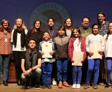 Na presença dos pais e responsáveis, 240 estudantes tomaram posse, nesta quarta-feira (10), no Conselho de Representantes de Turmas do Colégio Estadual do Paraná. Neste ano, eles ocuparão os cargos de representantes e vice-representantes das 120 turmas do Ensino Fundamental, Médio, Médio Integrado e Técnico Profissional do Colégio.
