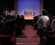 Na presença dos pais e responsáveis, 240 estudantes tomaram posse, nesta quarta-feira (10), no Conselho de Representantes de Turmas do Colégio Estadual do Paraná. Neste ano, eles ocuparão os cargos de representantes e vice-representantes das 120 turmas do Ensino Fundamental, Médio, Médio Integrado e Técnico Profissional do Colégio.