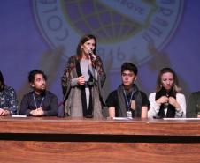 Na presença dos pais e responsáveis, 240 estudantes tomaram posse, nesta quarta-feira (10), no Conselho de Representantes de Turmas do Colégio Estadual do Paraná. Neste ano, eles ocuparão os cargos de representantes e vice-representantes das 120 turmas do Ensino Fundamental, Médio, Médio Integrado e Técnico Profissional do Colégio.