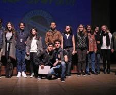 Na presença dos pais e responsáveis, 240 estudantes tomaram posse, nesta quarta-feira (10), no Conselho de Representantes de Turmas do Colégio Estadual do Paraná. Neste ano, eles ocuparão os cargos de representantes e vice-representantes das 120 turmas do Ensino Fundamental, Médio, Médio Integrado e Técnico Profissional do Colégio.